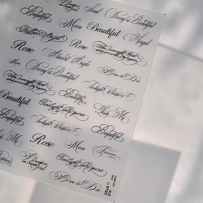 Autocollants pour ongles en lettres anglaises noires et blanches