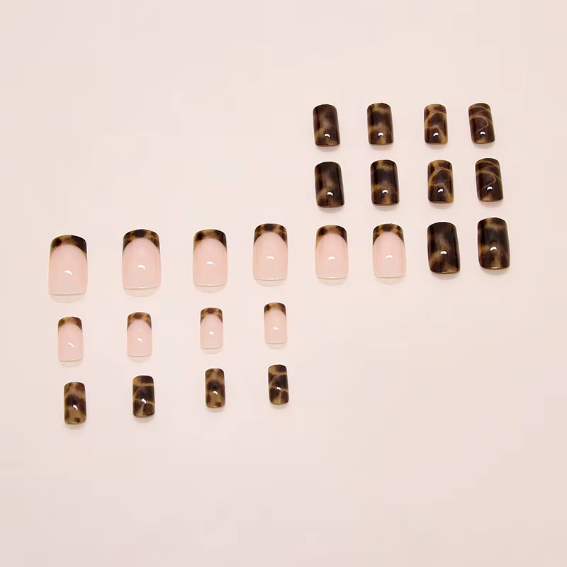 Ensemble complet de 24 faux ongles carrés moyens - conçu avec un motif français imprimé léopard marron ombré