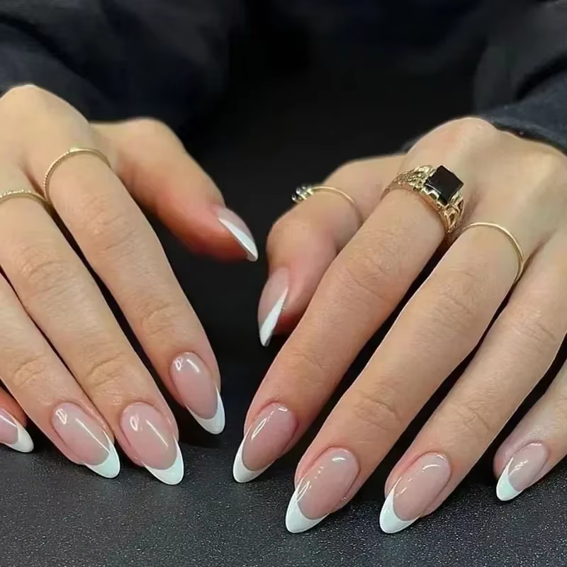 Faux ongles français en amande