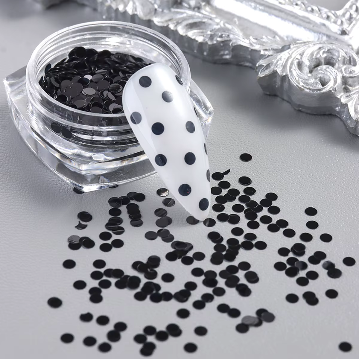 Accessoires de nail art à pois noirs et blancs scintillants