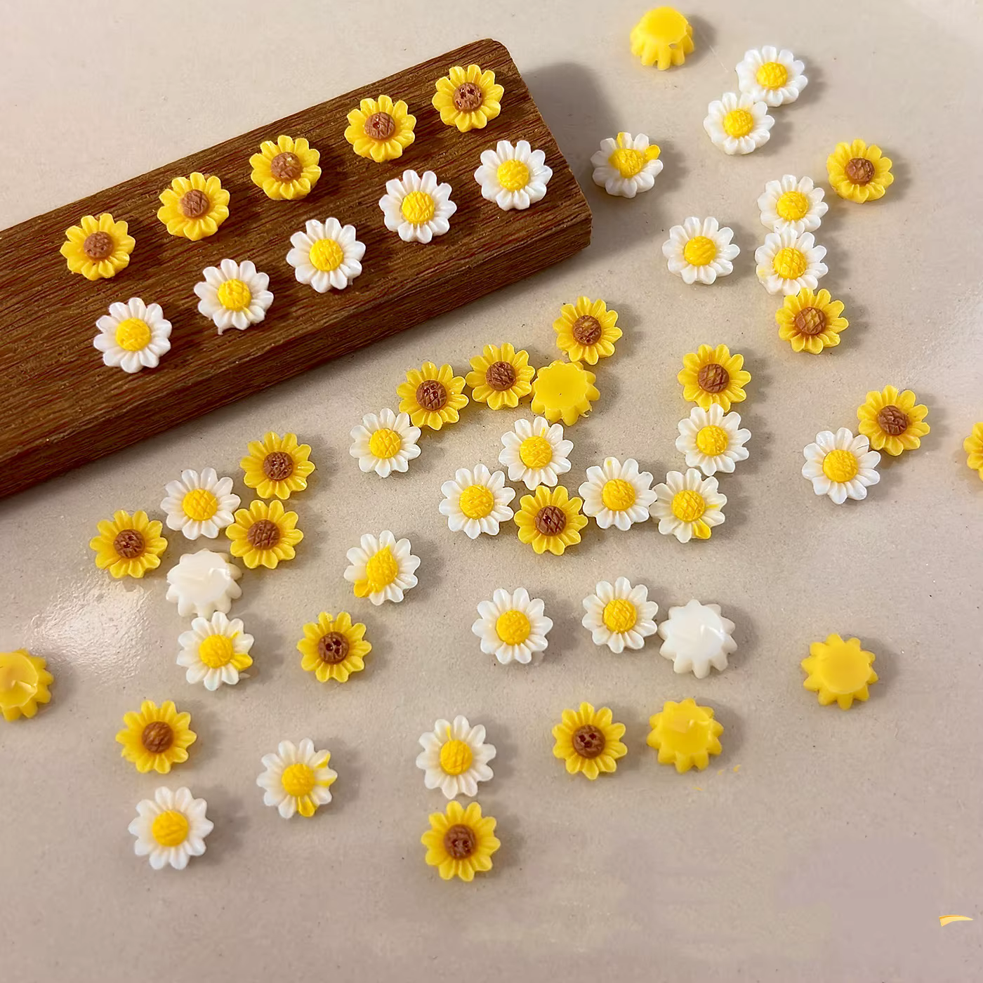 50 Breloques Réalistes en Résine Mini Marguerites Fleurs Jaunes pour Ongles