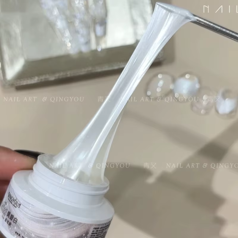 Gel extensible blanc nacré effet soie pour ongles