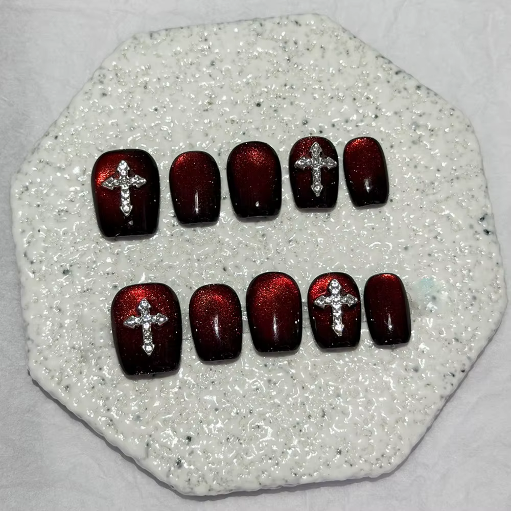 10 Pièces Faux Ongles à Presser Rouge Foncé Effet Œil de Chat Faits Main Extra Courts Forme Cercueil Diamants Scintillants 3D Luxe Croix Nail Art