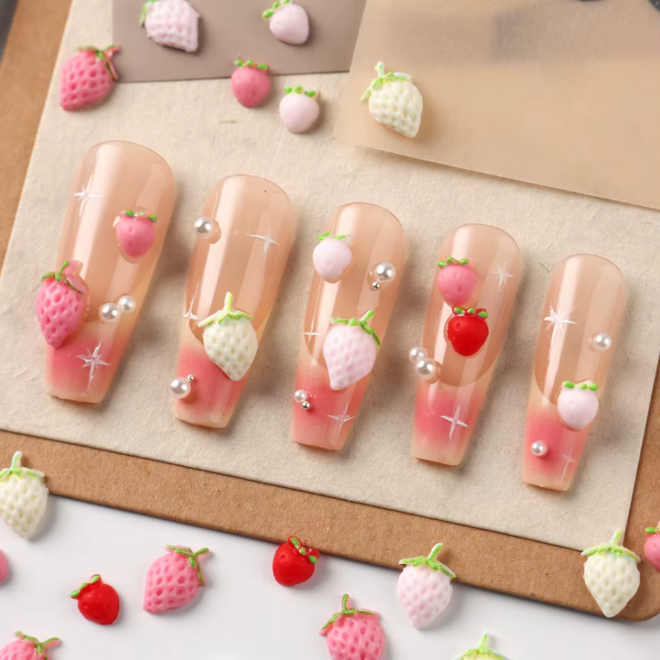 30/50 pièces de décorations pour ongles en forme de fraises