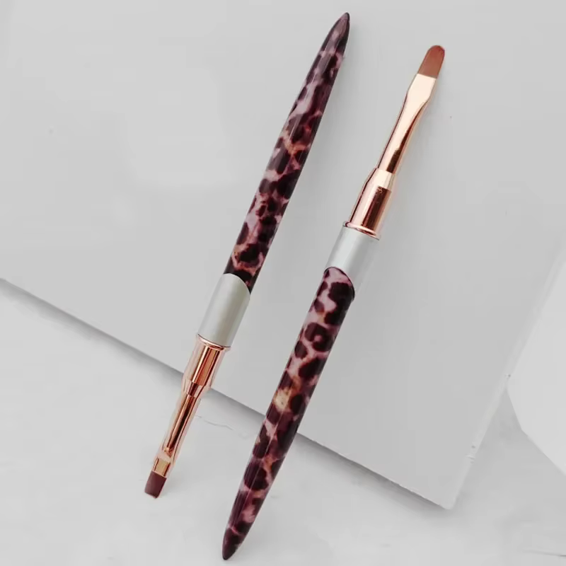 Brosse à ongles avec manche léopard
