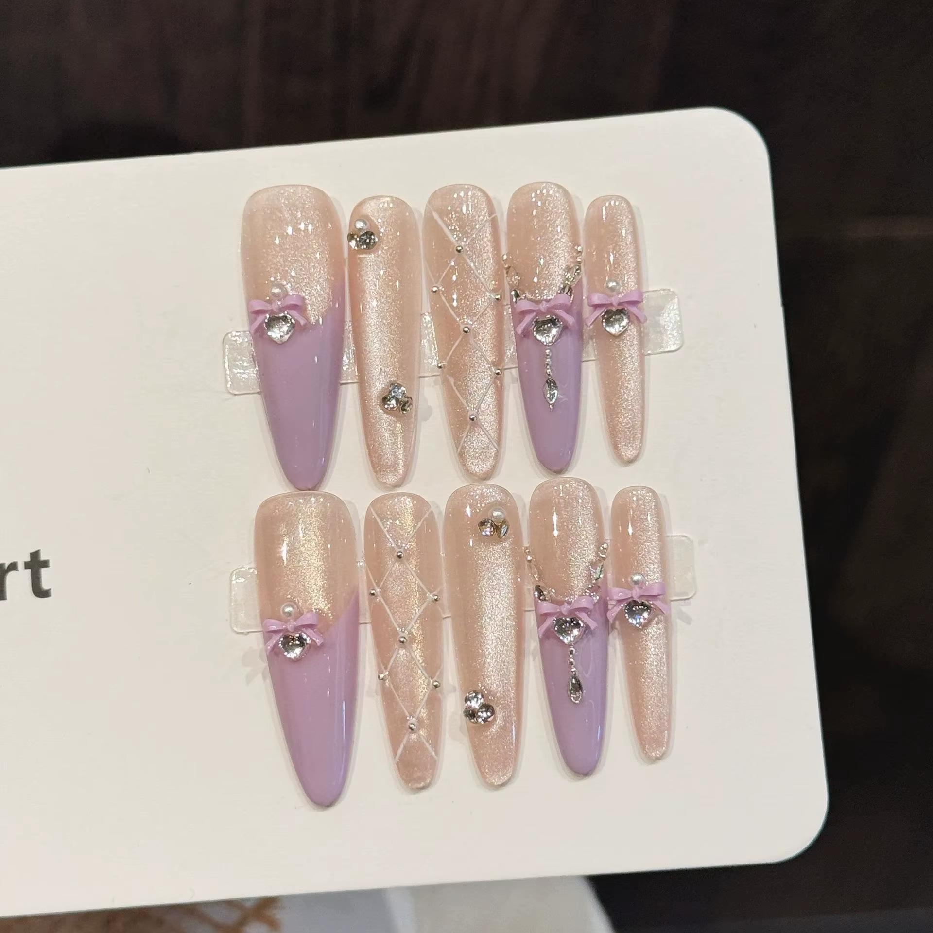 Faux ongles longs stiletto faits à la main à presser avec design scintillant