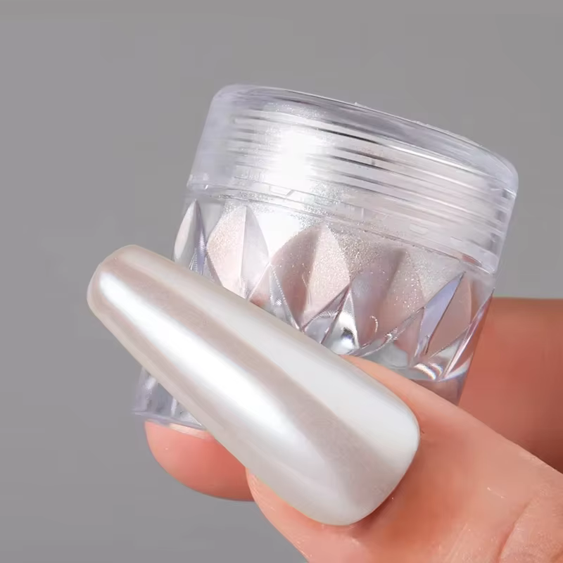 Poudre à ongles effet perle blanche