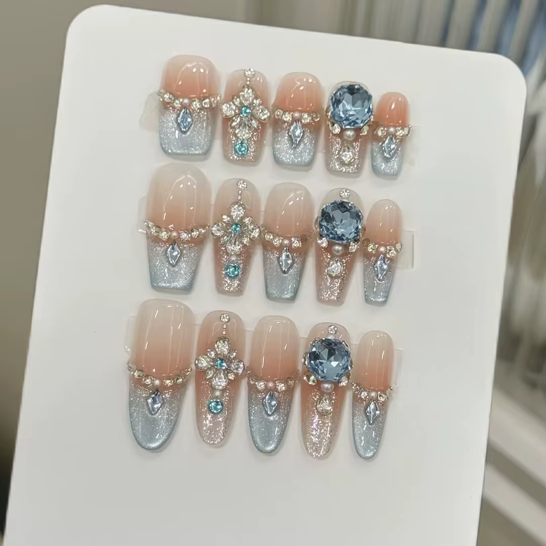 10 faux ongles faits à la main
