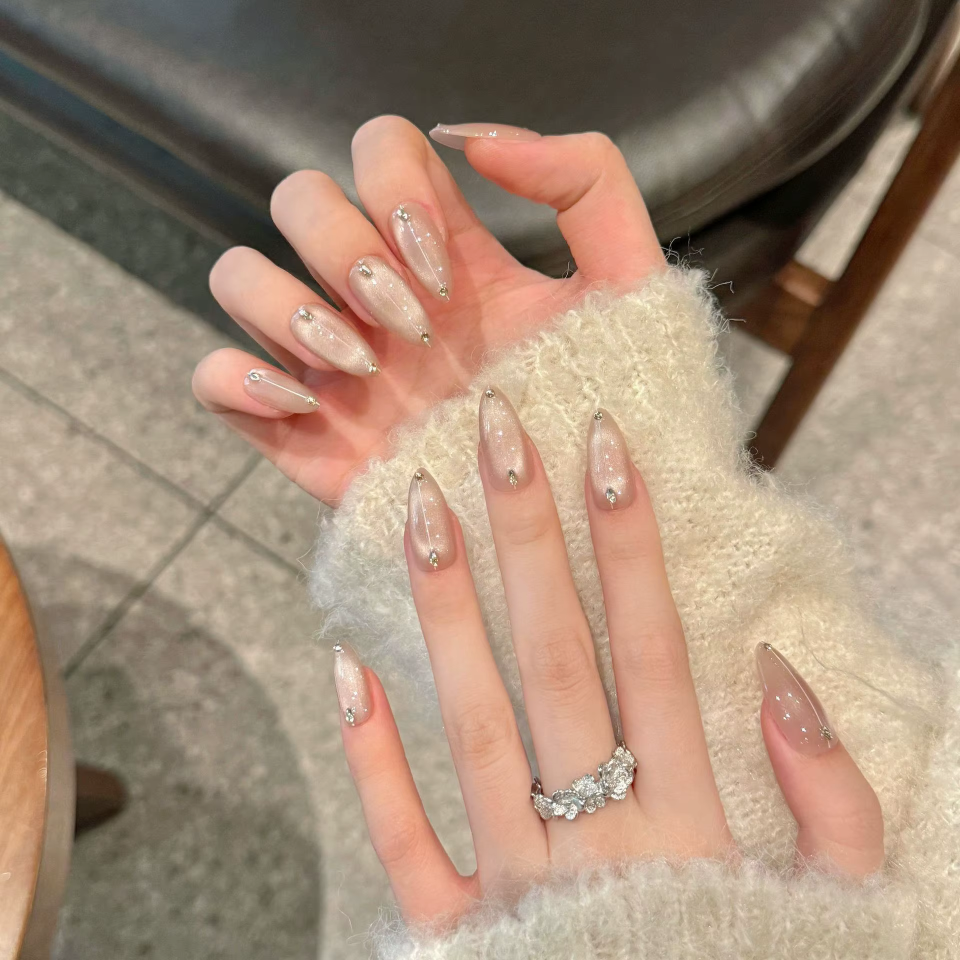 Presse faite à la main sur les ongles Ins Simple nu rose oeil de chat faux