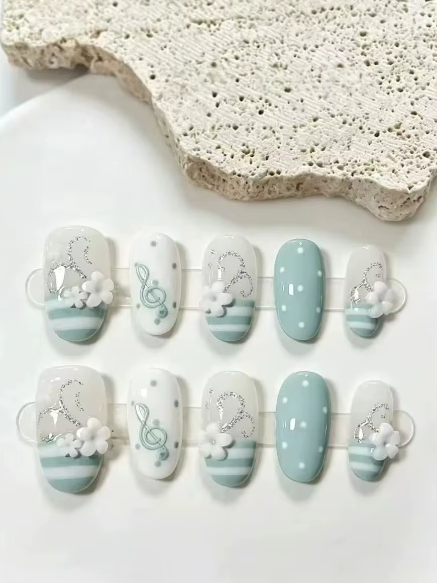 Ensemble de 10 faux ongles amovibles à motifs floraux en relief sur le thème de la musique