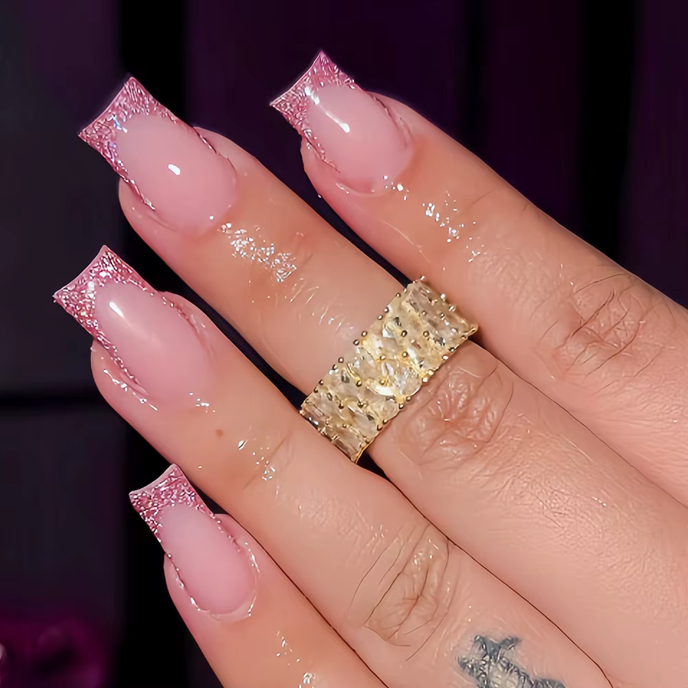 Faux ongles français minimalistes à la mode