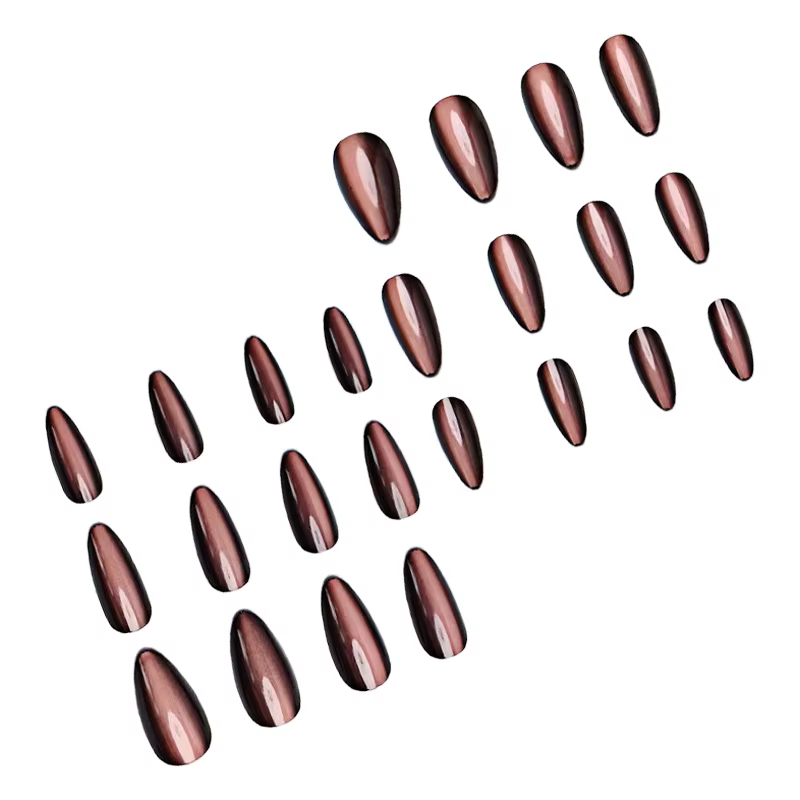Ongles en amande faits à la main avec un effet œil-de-chat bordeaux profond