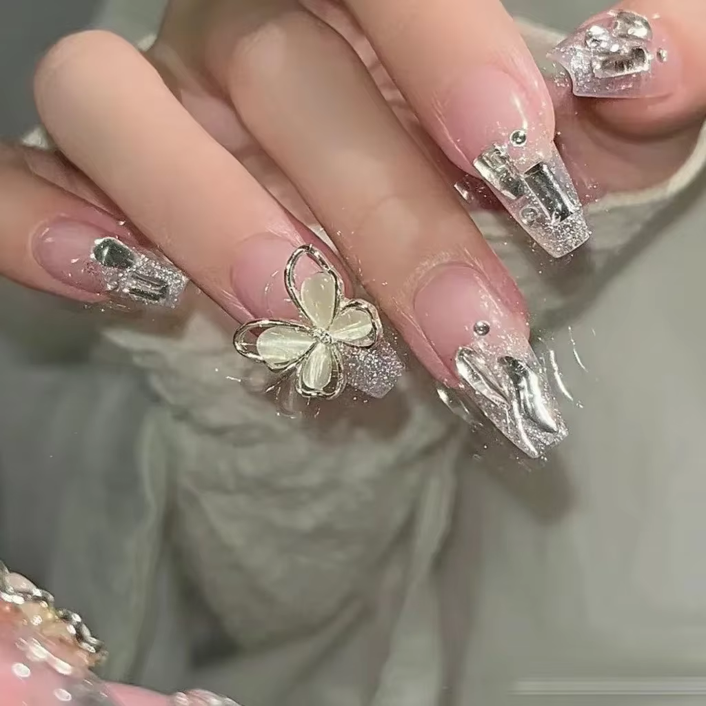Faux ongle manucure patch flash argent diamant papillon portant la pièce