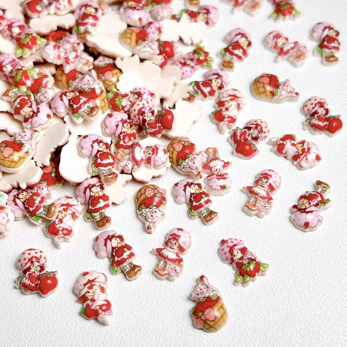 20 pièces doux dessin animé fraise fille résine Nail Art breloques 3D créatif lumineux