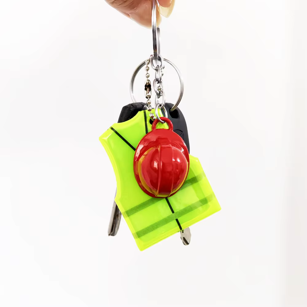 Gilet créatif + porte-clés en forme de casque de sécurité, pendentif réfléchissant de sport de voyage de nuit pour sac à dos, accessoires de suspension de bagages