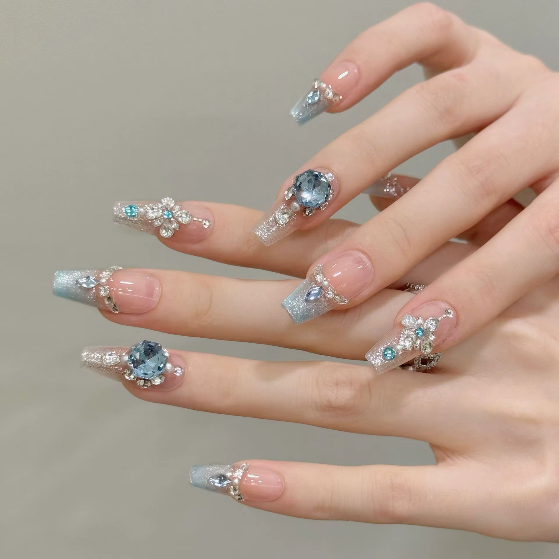 10 faux ongles faits à la main