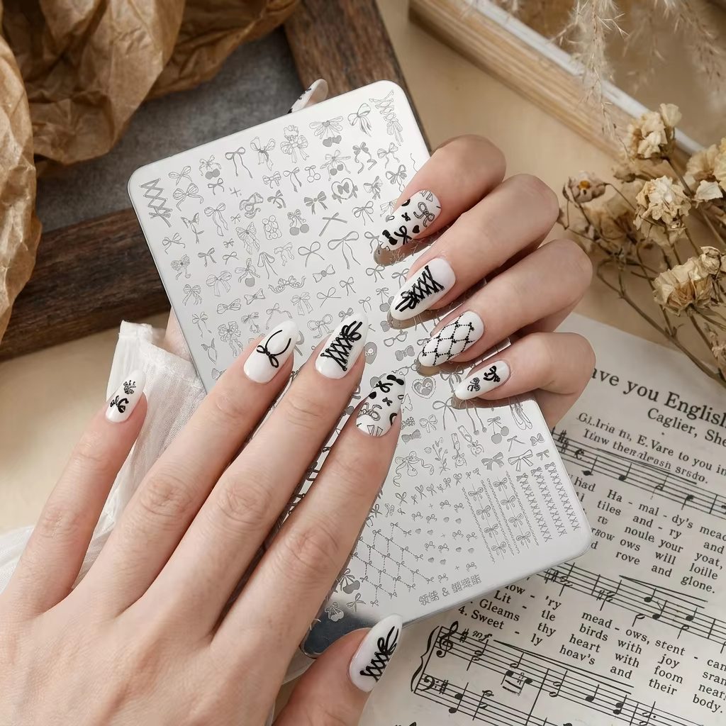 Plaque de tamponnage pour ongles à motif rayé
