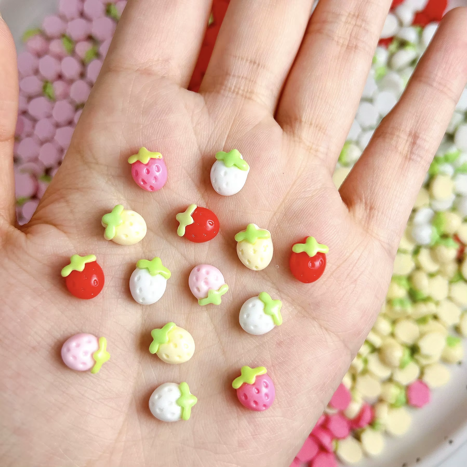 Breloques pour ongles en résine de fraise
