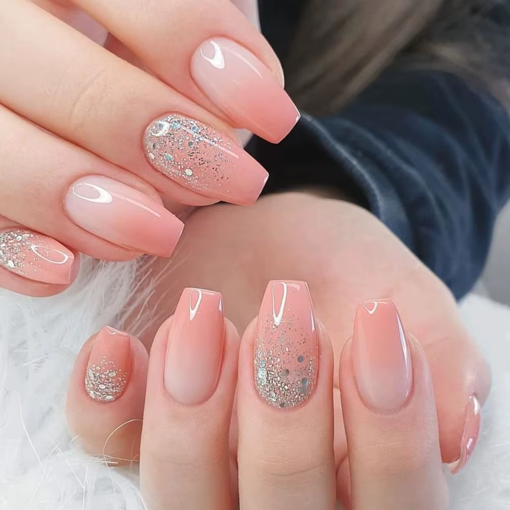 Faux ongles en forme de cercueil
