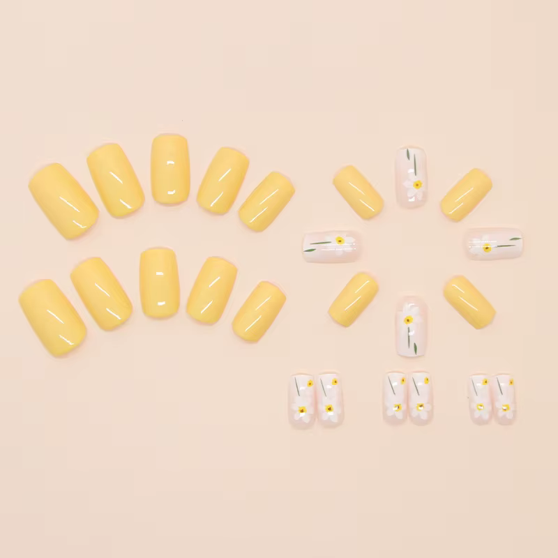 Pièces d'art d'ongle minimalistes en forme de fleur jaune