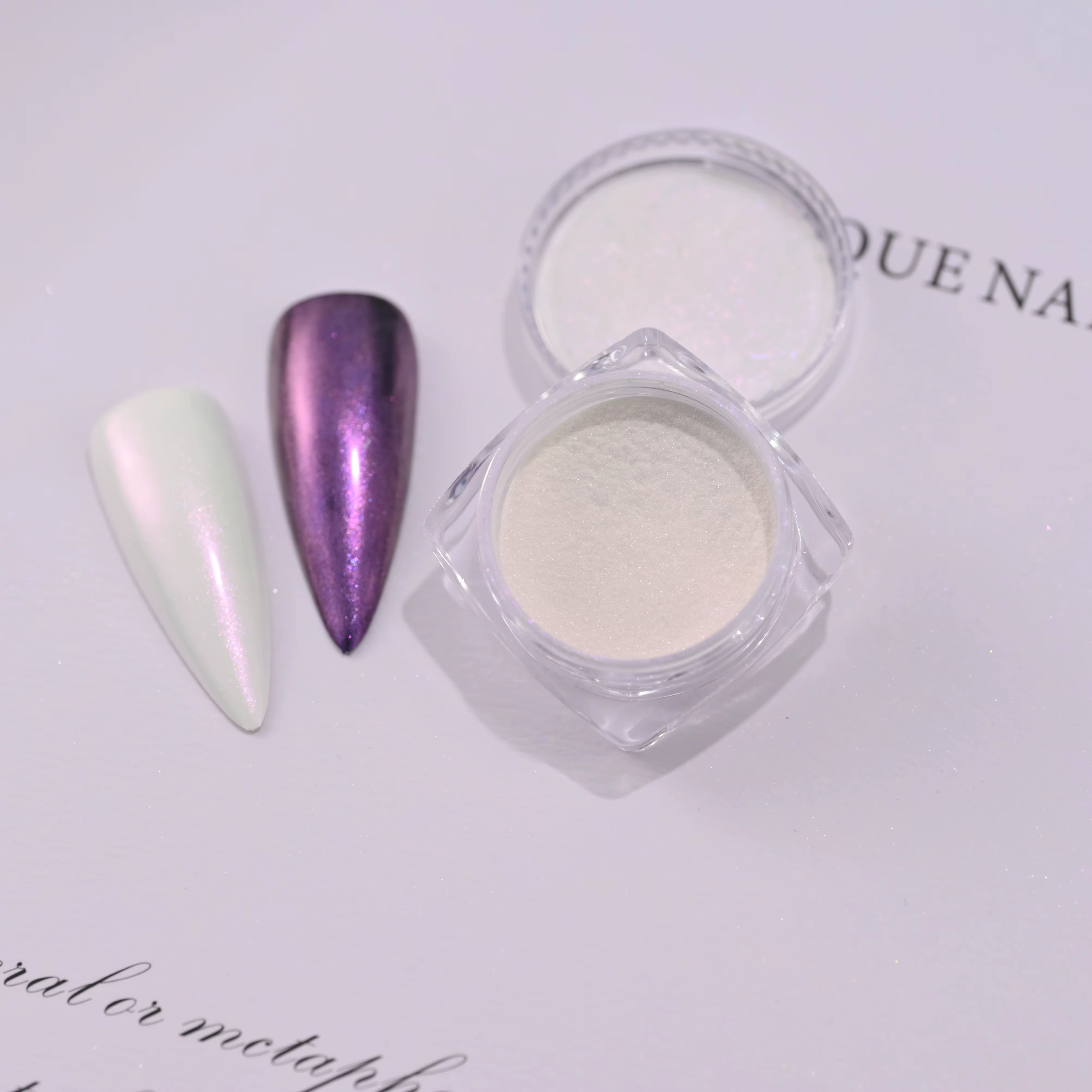 Hailey Bieber-Poudre à ongles nacrée chromée blanche