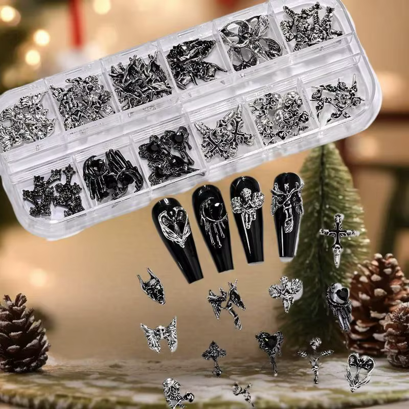 Breloques pour nail art en forme de croix vintage inspirées de 1.Y2K dans une décoration en métal à 12 grilles
