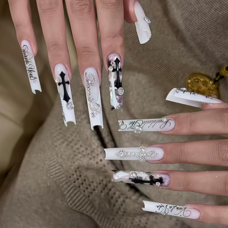 Moule en silicone 3D pour nail art style gothique sombre avec lettrage croisé