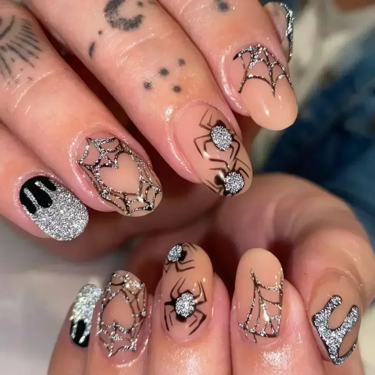 Faux ongles Halloween avec tête d'amande