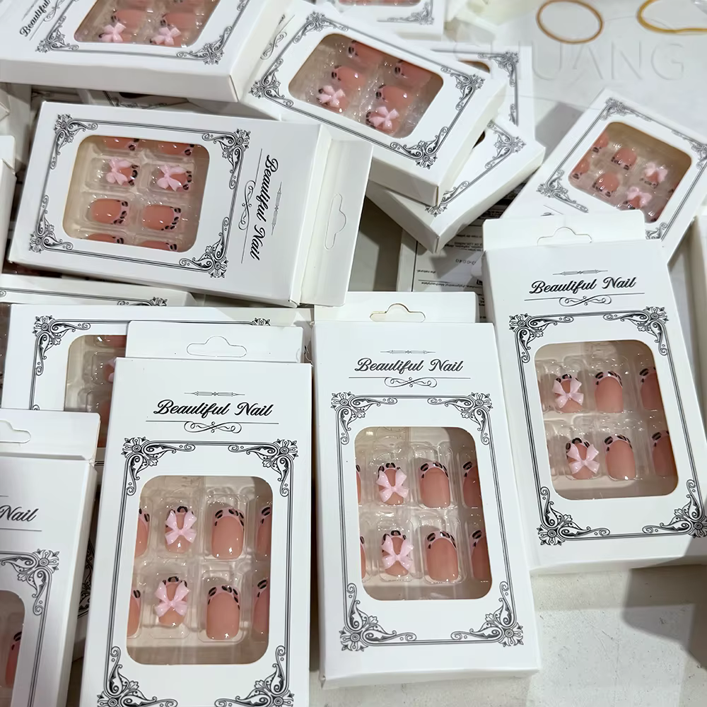 24 pièces court carré léopard français faux ongles 3D rose nœud papillon presse