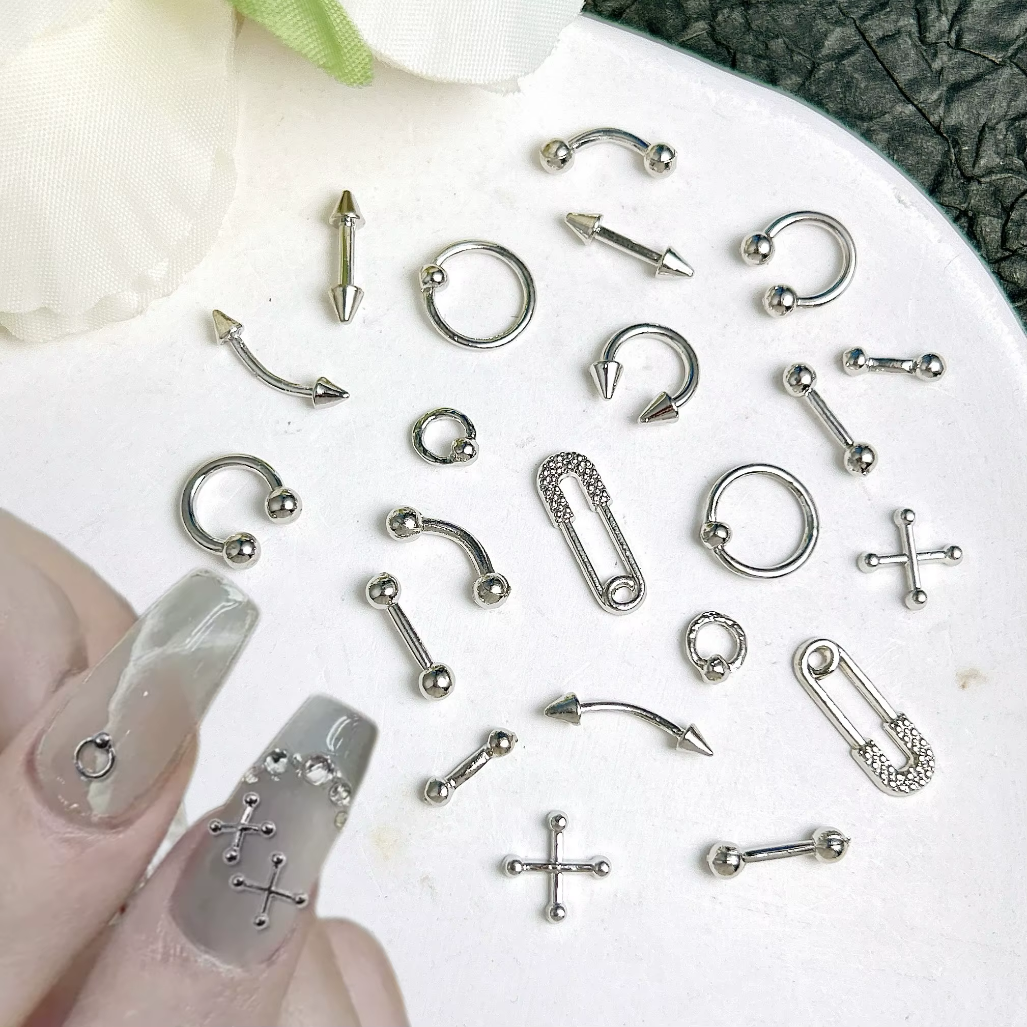 30 pièces classique rétro boule ronde flèche incurvée Rivet ongles breloques 3D tricolore broche croix Nail Art
