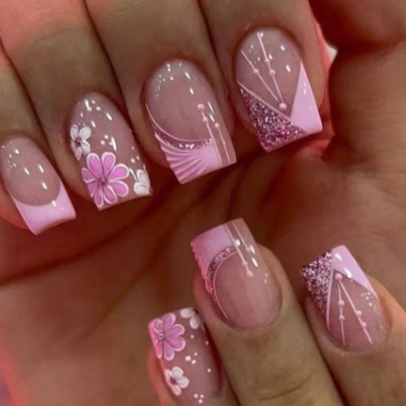 24 faux ongles courts carrés français simples à motif floral + 1 colle