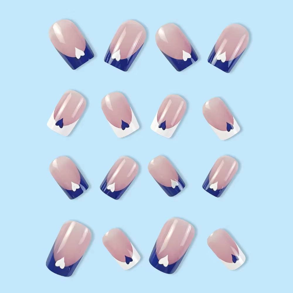 Superbes faux ongles carrés classiques bleus et blancs motif cœur