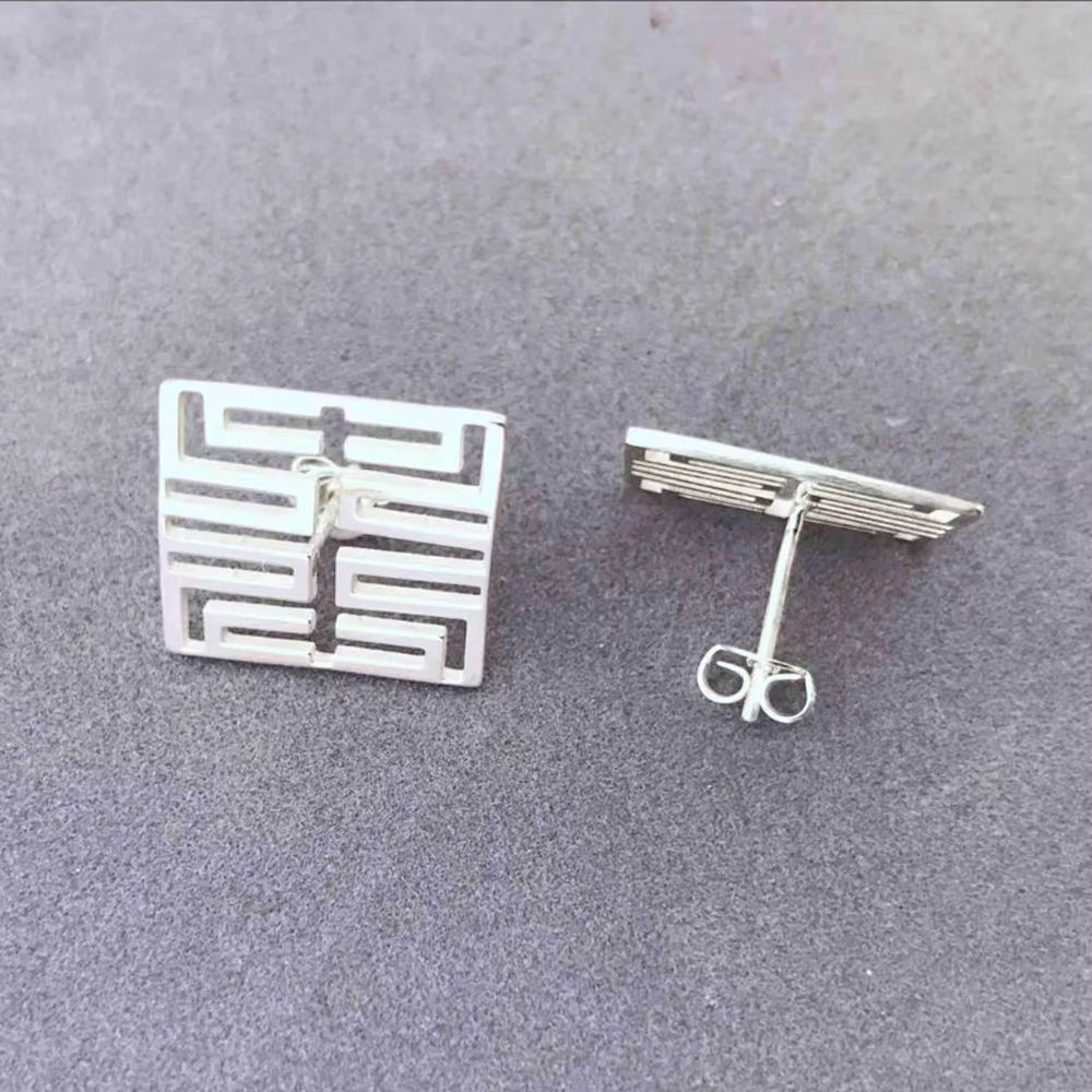 Personnalisez vos boucles d'oreilles à motifs, boucles d'oreilles personnalisées, et offrez-lui le cadeau idéal avec des boucles d'oreilles sur mesure.