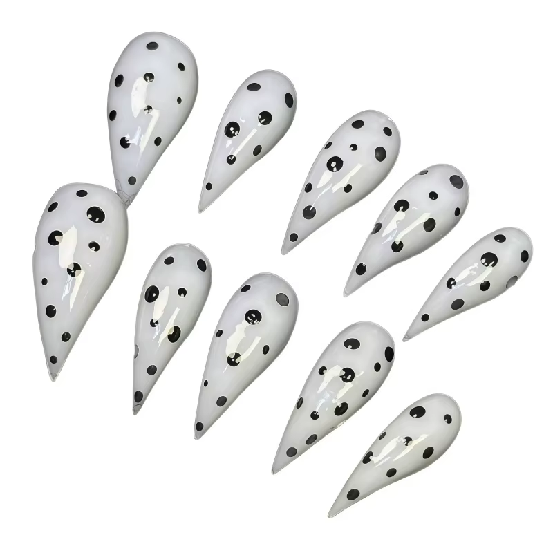 10 faux ongles classiques noirs et blancs à pois