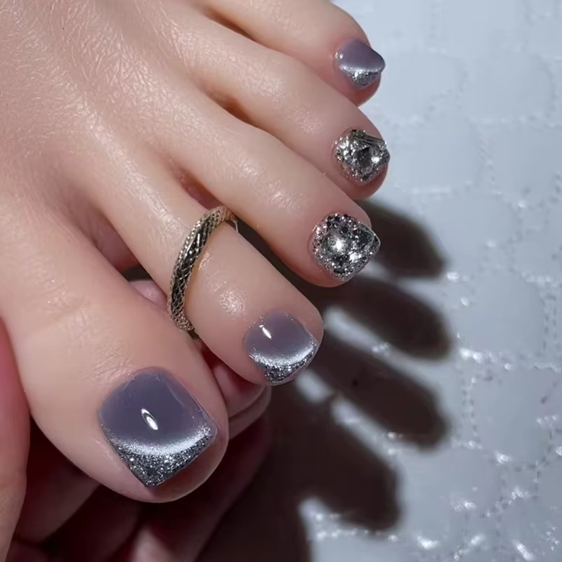 Faux ongles d'été bleus à paillettes brillantes