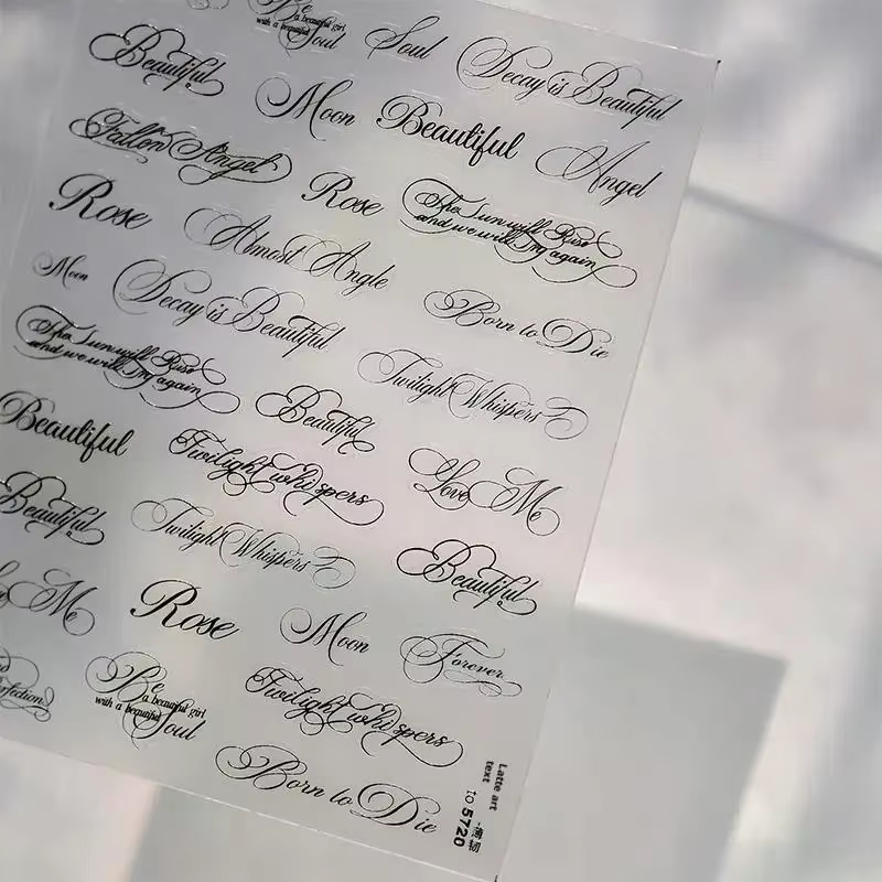 Autocollants pour ongles en lettres anglaises noires et blanches