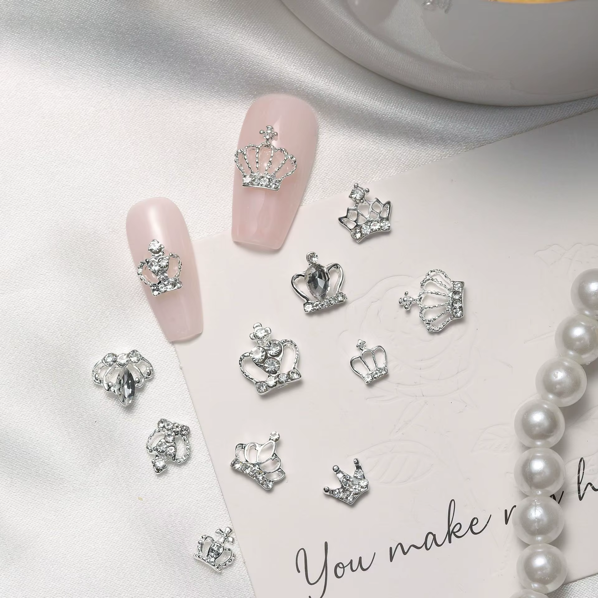 30 pièces de breloques de couronne exquises pour ongles
