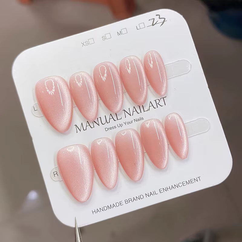 Ongles faits à la main en forme d'amande douce