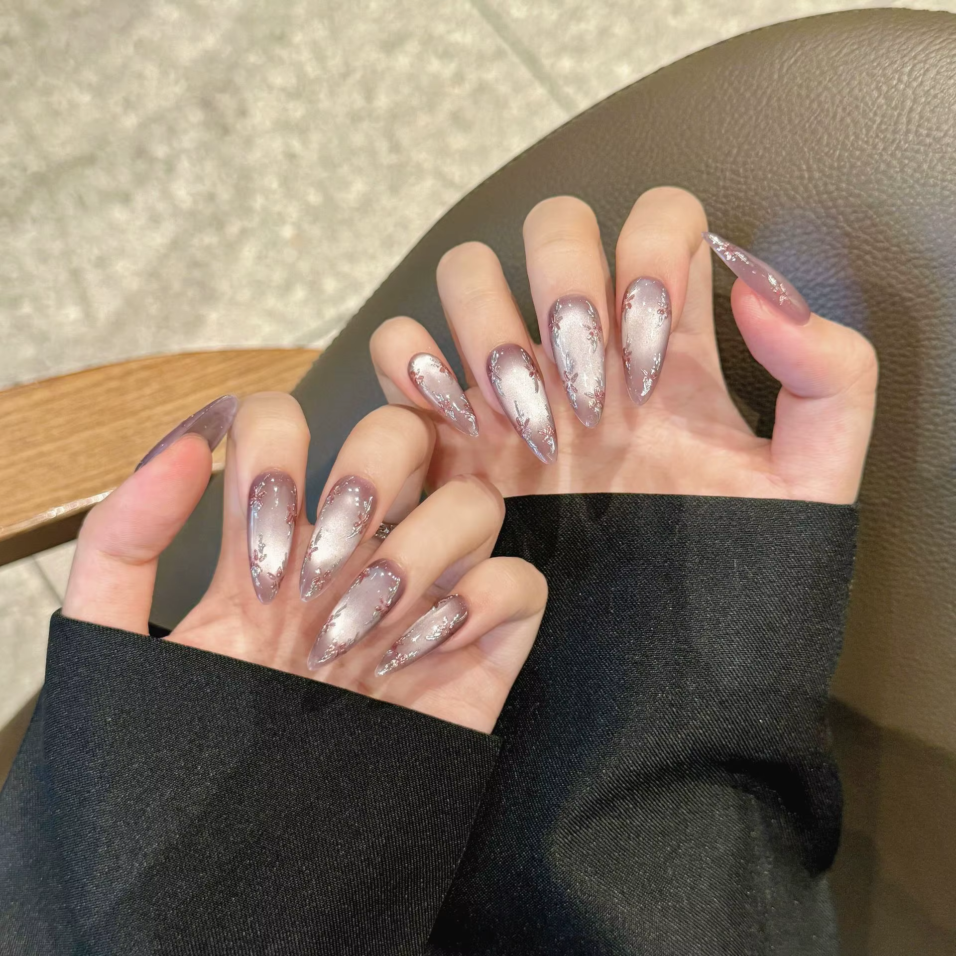 Presse faite à la main sur les ongles fleurs peintes