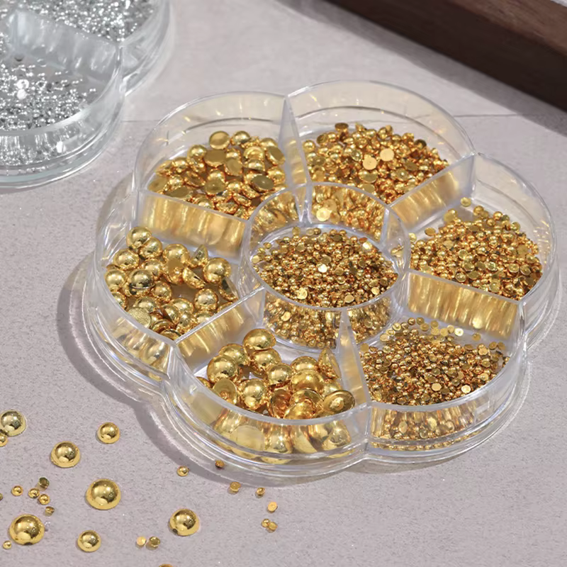 Décorations d'ongles en perles argentées et dorées à 7 compartiments
