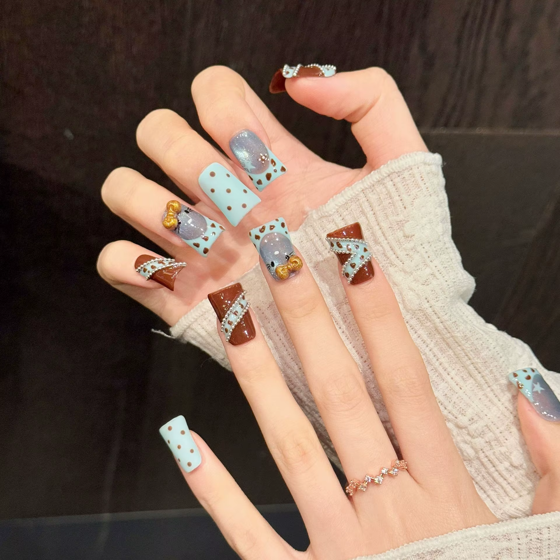 10 faux ongles press-on faits à la main