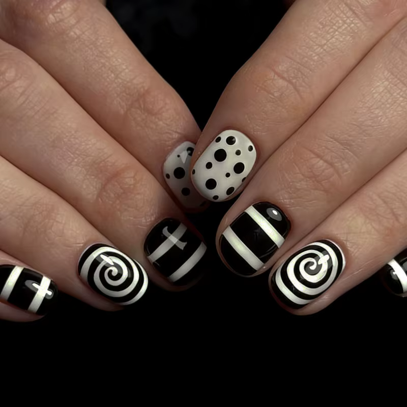24 faux ongles courts carrés à motif géométrique rétro