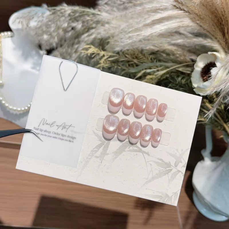 Faux ongles français de longueur moyenne faits à la main