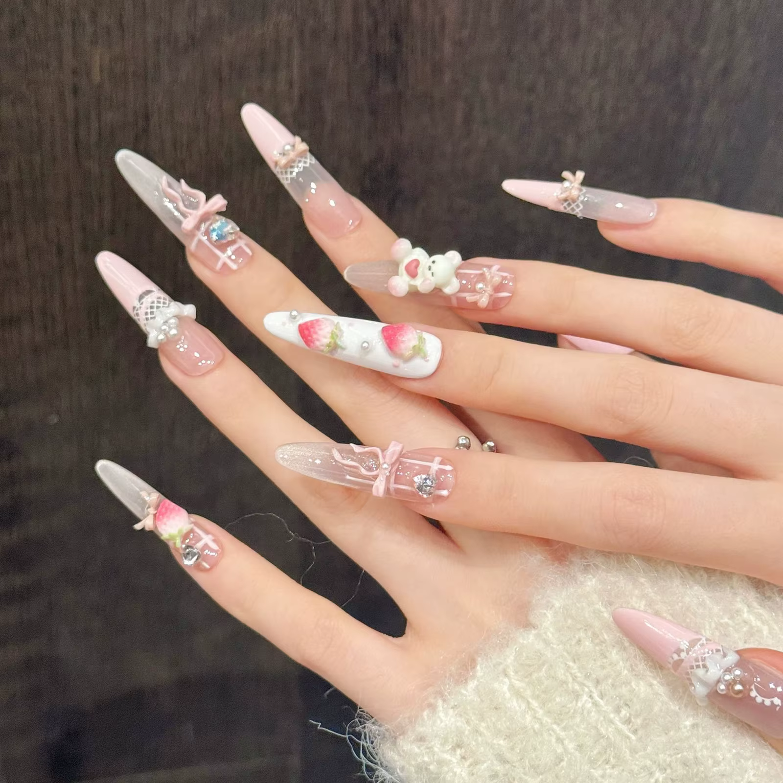 Faux ongles rose rêveur avec motif ours fraise 3D