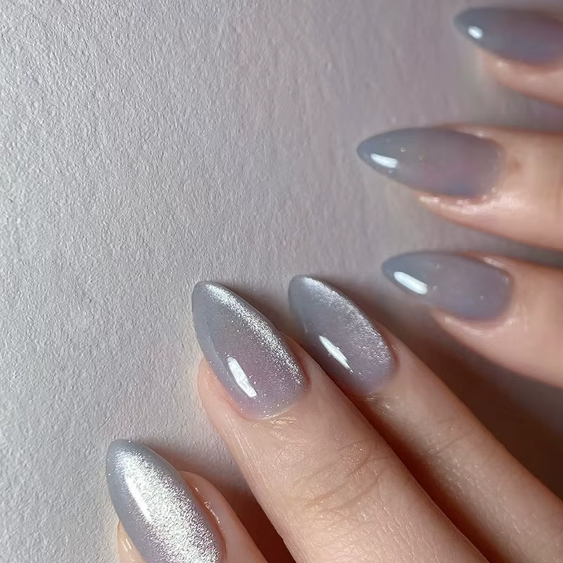 24 faux ongles bleus ondulés avec motif amande