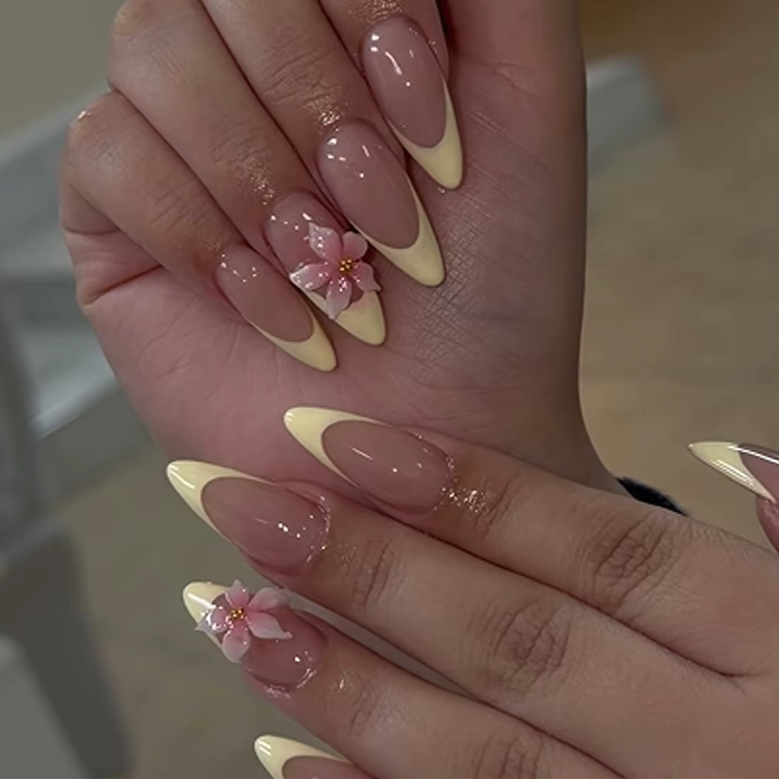 Faux ongles amande jaunes à fleurs roses 3D