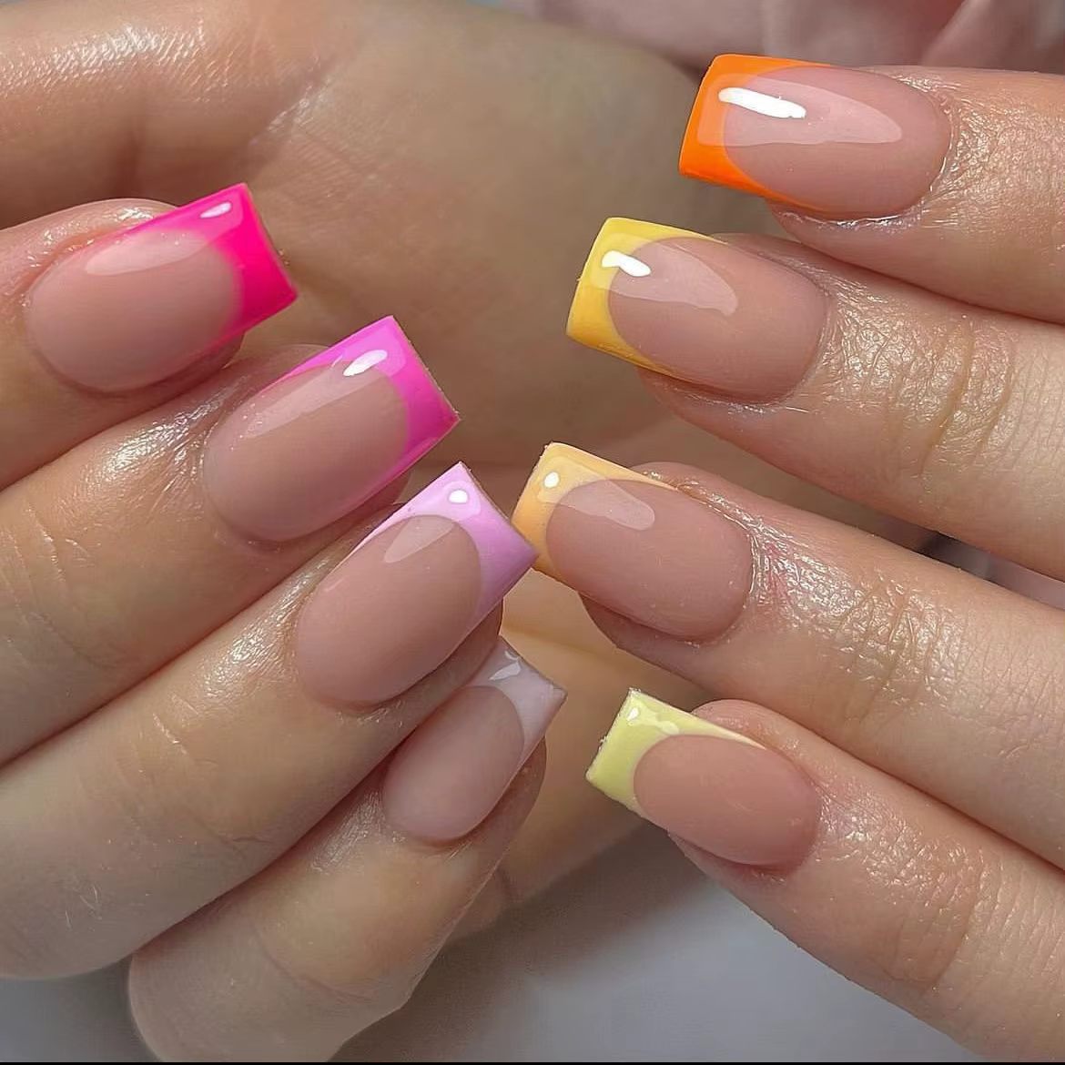 Faux ongles français colorés de printemps