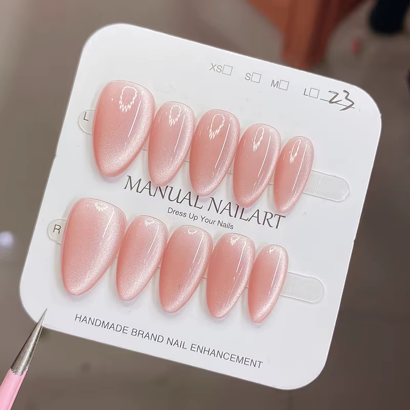 Ongles faits à la main en forme d'amande douce