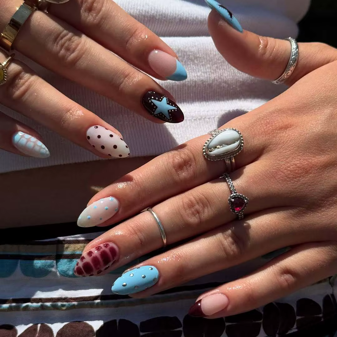 Faux ongles français jaunes à pression bleue et amande