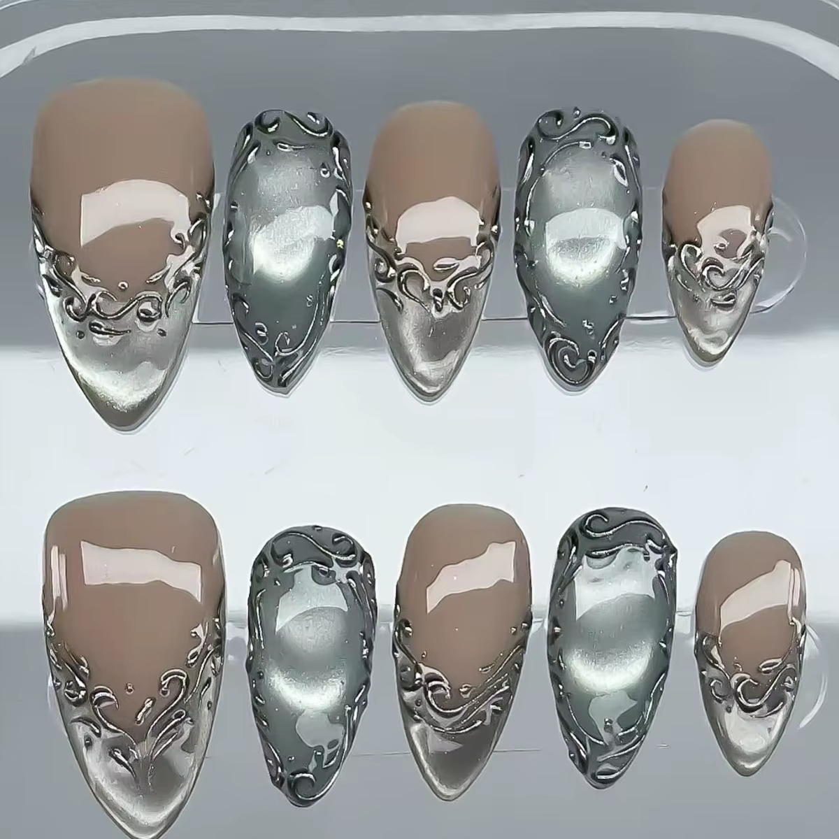 24 faux ongles argentés effet œil de chat avec motif baroque
